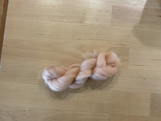 Brown Sheep Wool roving (5 grams)