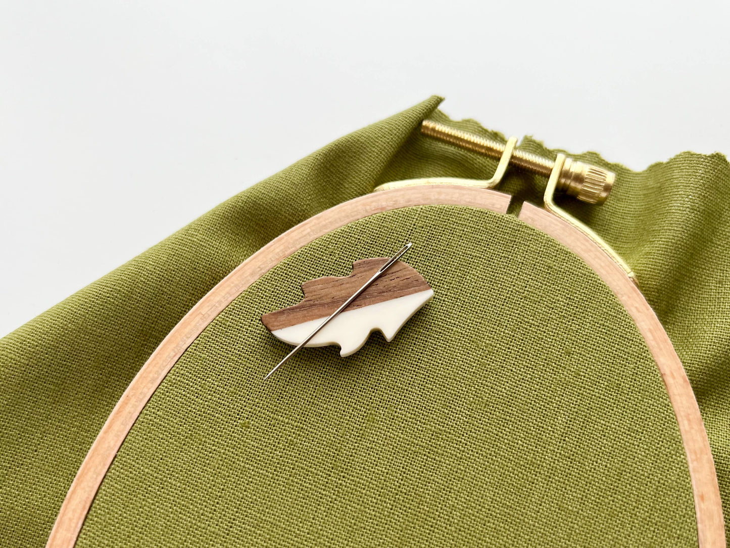 Leaf magnetic needle minder, needle magnet
