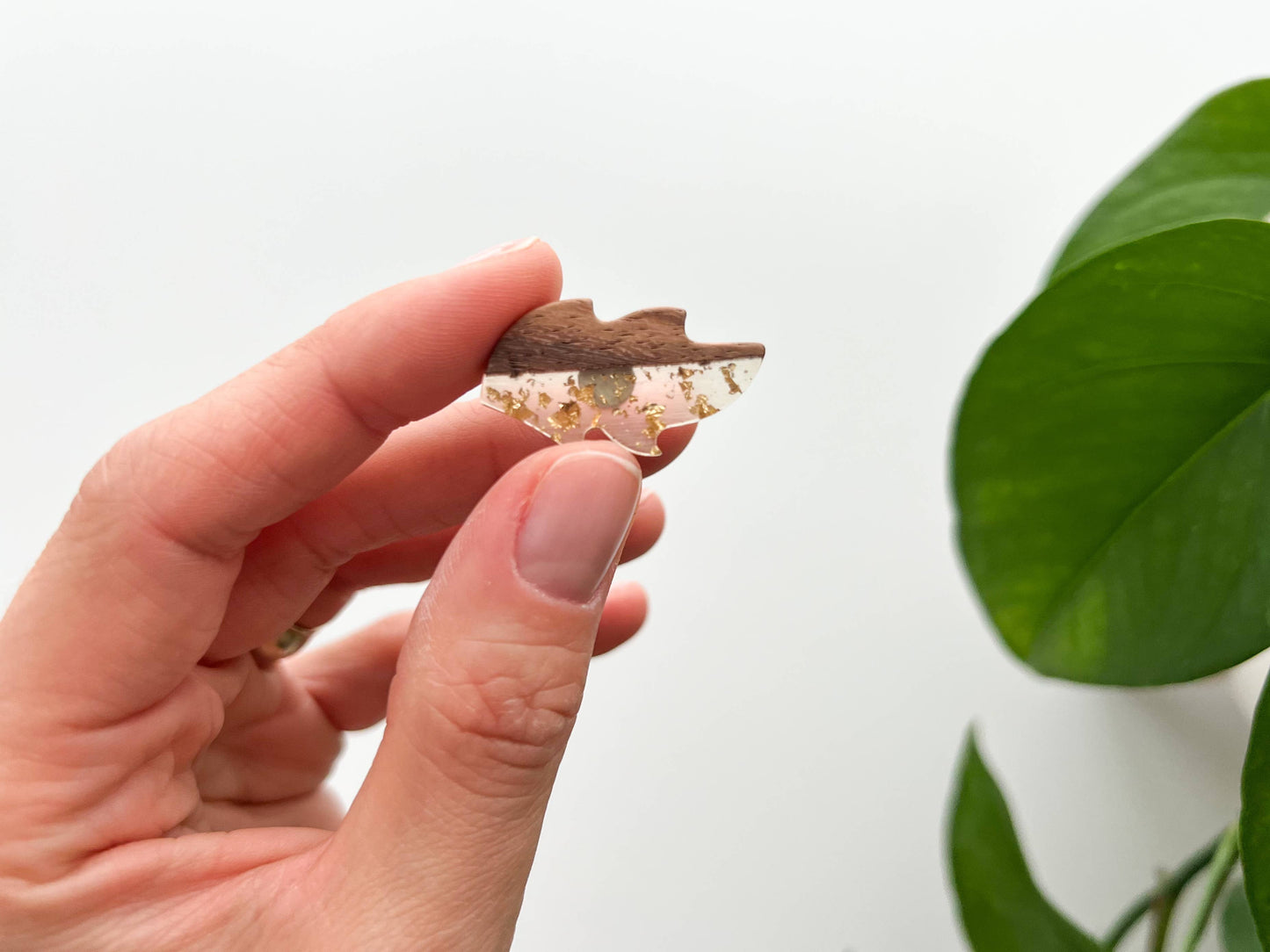 Leaf magnetic needle minder, needle magnet
