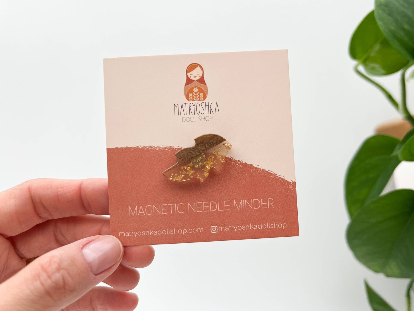 Leaf magnetic needle minder, needle magnet