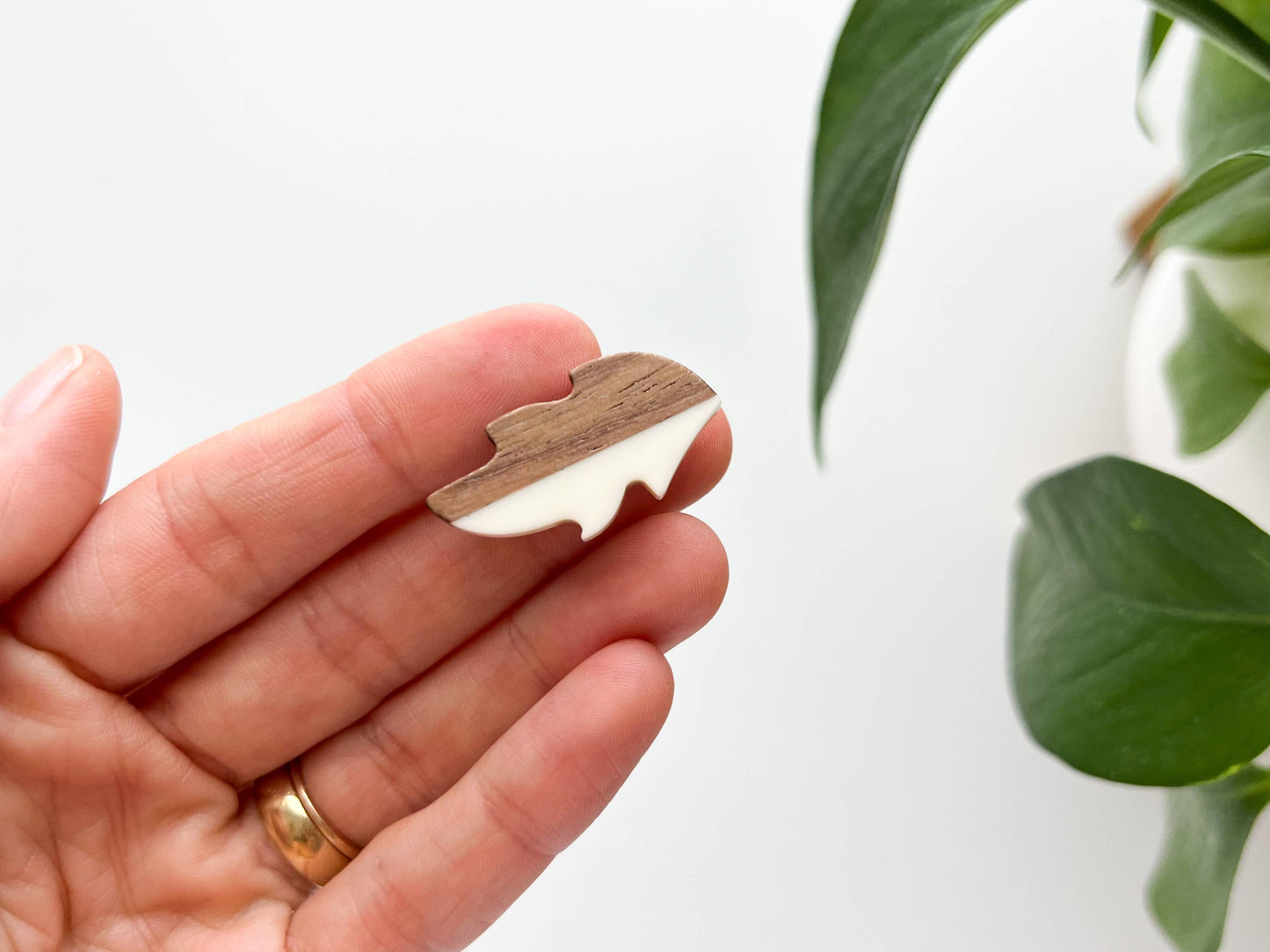 Leaf magnetic needle minder, needle magnet