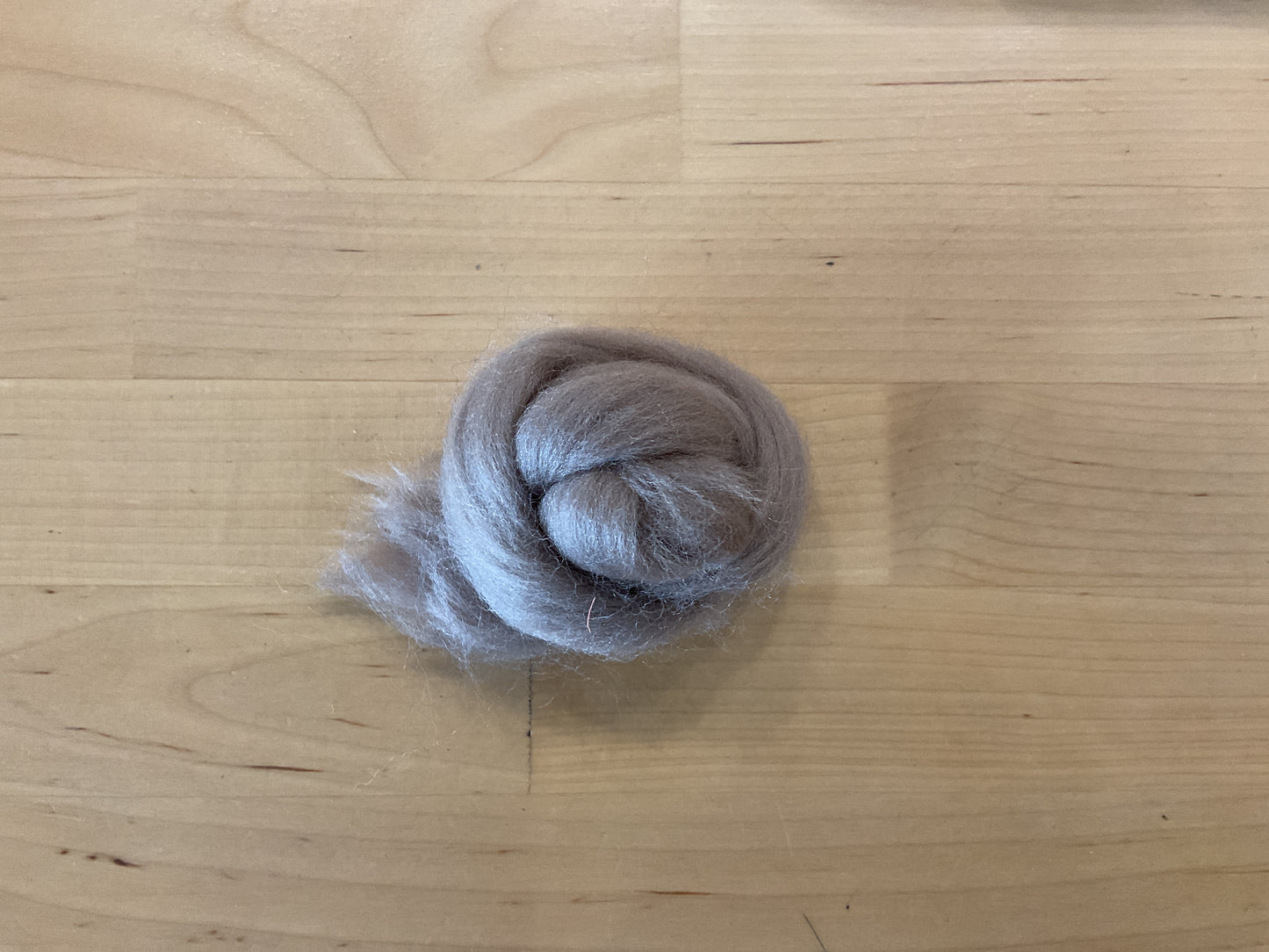 Brown Sheep Wool roving (5 grams)