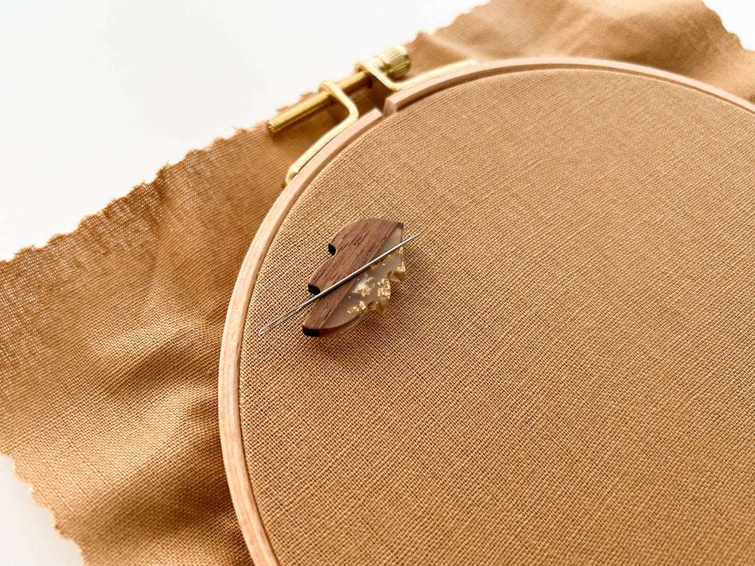 Leaf magnetic needle minder, needle magnet