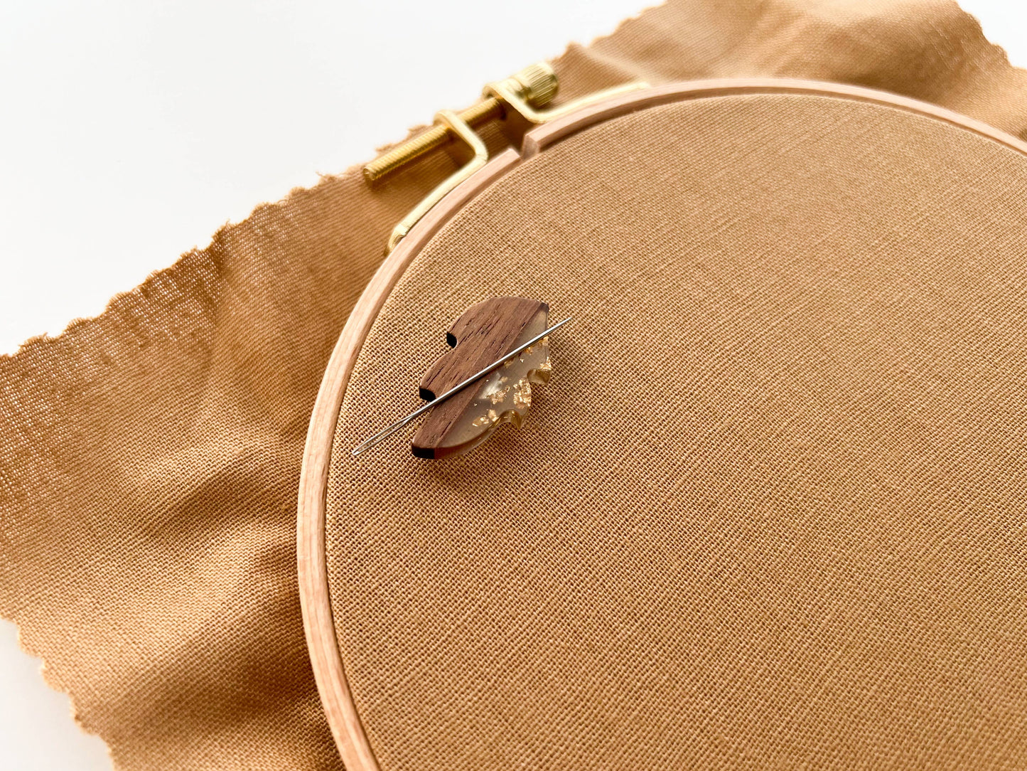 Leaf magnetic needle minder, needle magnet